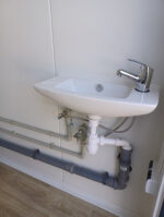 Sanitärcontainer mit 3 Türen – Bild 7