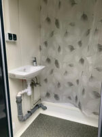 Ausgestatteter Sanitärcontainer mit barrierefreiem WC (Behindertentoilette) – Bild 9