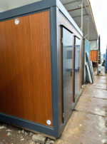 Ausgestatteter Sanitärcontainer mit barrierefreiem WC (Behindertentoilette) – Bild 3