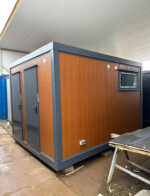 Ausgestatteter Sanitärcontainer mit barrierefreiem WC (Behindertentoilette) – Bild 4