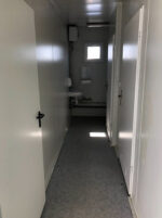 Sanitärcontainer 6,06 × 2,44 m – 2 Duschen, 2 WCs, 2 Urinale, 5 Waschbecken – Bild 6