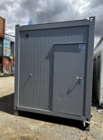 Sanitärcontainer 6,06 × 2,44 m – 2 Duschen, 2 WCs, 2 Urinale, 5 Waschbecken